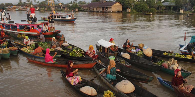 Para pedagang tradisional di Pasar Terapung Lok Baintan, Desa Sungai Pinang, Kecamatan Sungai Tabuk, Kabupaten Banjar, Kalimatan Selatan, Rabu (26/4/2017).