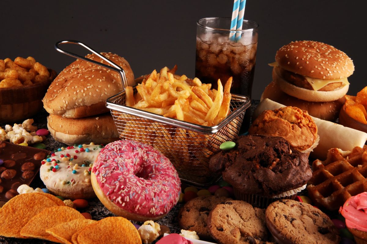 ilustrasi aneka fast food atau makanan cepat saji. Makanan tinggi lemak, khususnya lemak jenuh, perlu dihindari untuk makan sahur. Itu memberikan efek samping yang membuat sulit kenyang dan obesitas.