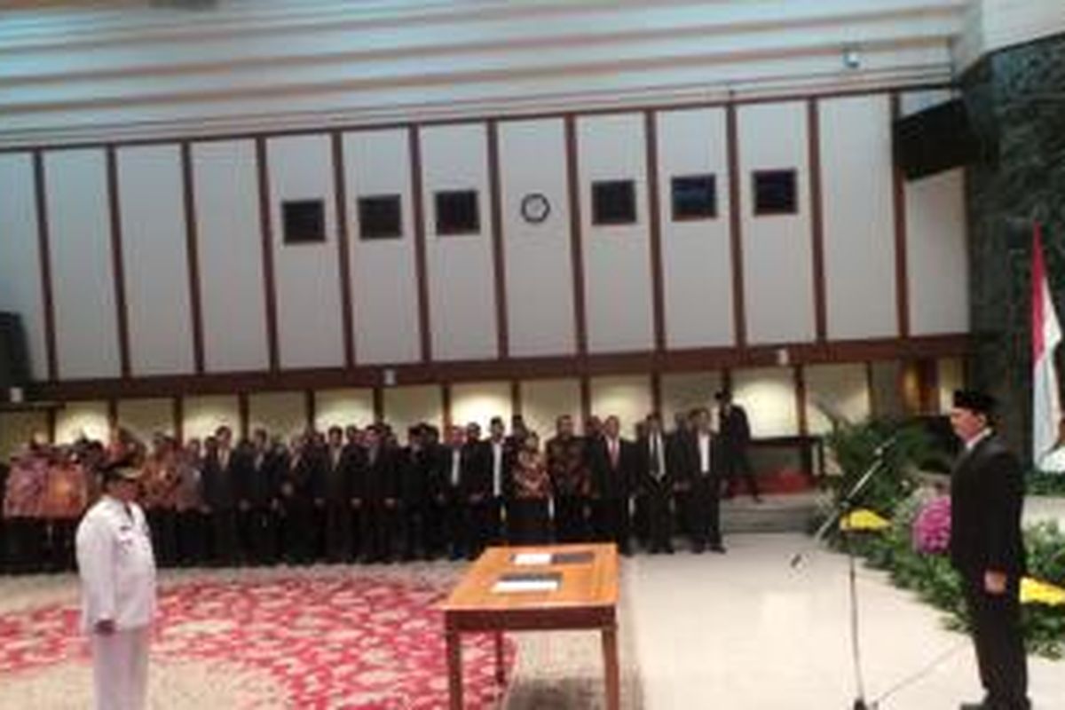Gubernur DKI Jakarta Basuki Tjahaja Purnama melantik Wali Kota Jakarta Selatan Tri Kurniadi, di Balai Kota, Kamis (13/8/2015). 