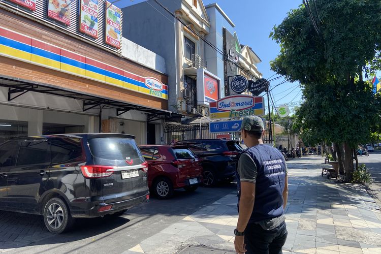 Aghofur Qhuzaini (37), jukir resmi minimarket di Surabaya saat bertugas, Rabu (11/6/2025)