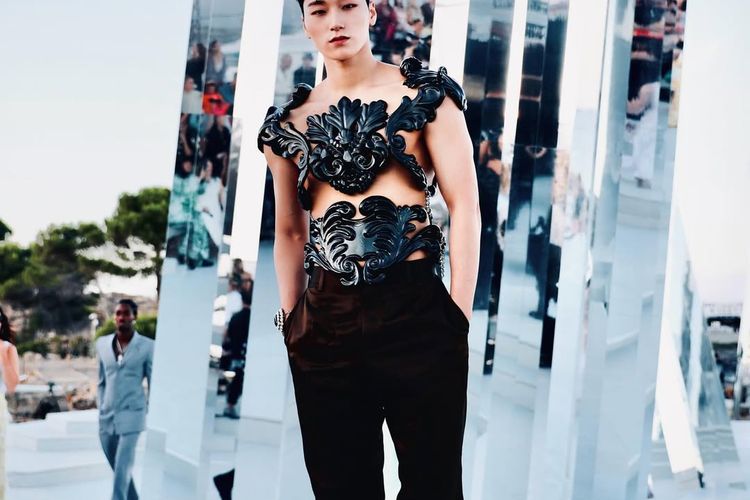 Choi San, anggota grup K-Pop Ateez, menghadiri fashion show Alta Moda dari Dolce & Gabbana pada Juli 2024 lalu.