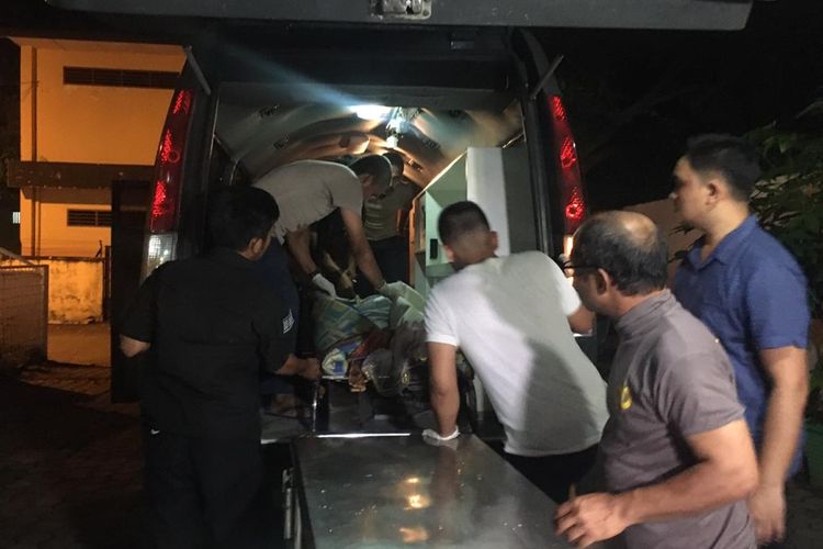 Jenazah Golfrid Siregar saat tiba di Rumah Sakit Bhayangkara Medan, Senin (7/10/2019) malam, untuk diotopsi. Polisi masih menunggu hasil autopsi yang akan keluar hari ini.