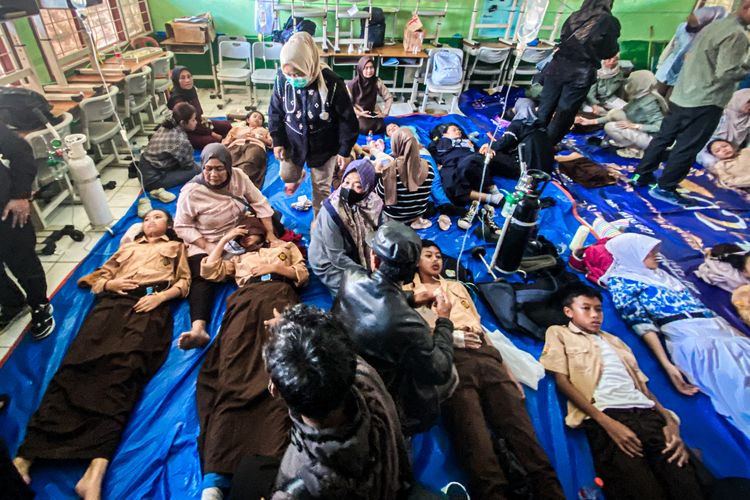 Kondisi ruang kelas yangbdisulap menjdi ruang darurat di SMPN 1 Cisarua, Rabu (15/10/2025).