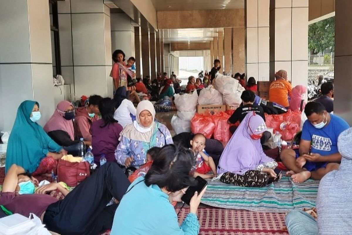 Potret posko pengungsian korban banjir di Universitas Borobudur untuk warga Cipinang Melayu, Minggu (21/2/2021)