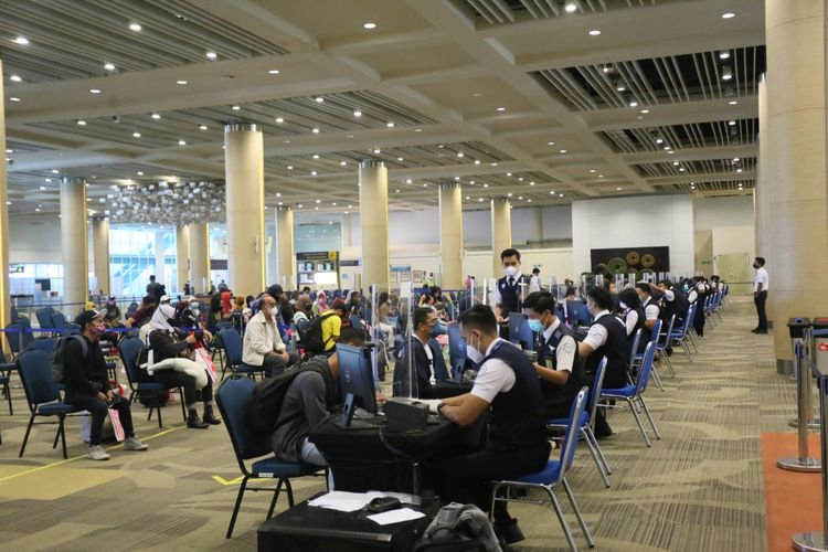 Petugas Imigrasi Bandara Internasional I Gusti Ngurah Rai, Bali tengah sibuk mengecek dokumen perjalanan para penumpang/Dok.Humas Bandara I Gusti Ngurah Rai. 