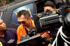 Kenakan Baju Tahanan, Gatot Brajamusti Tiba di Polda Metro Jaya