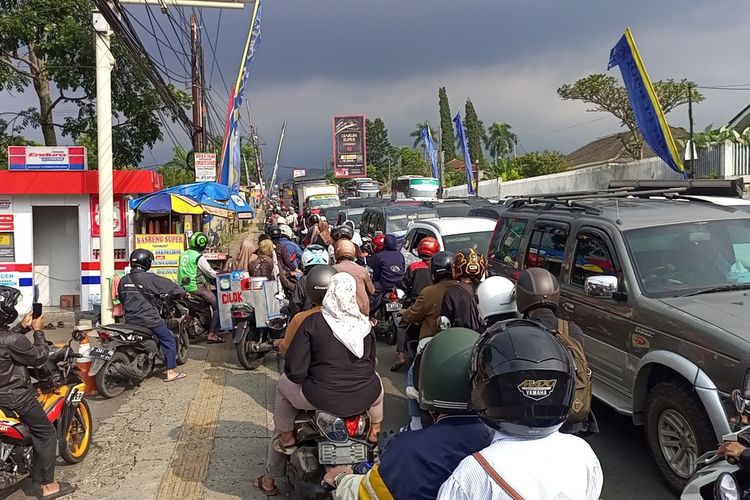 Situasi kepadatan lalu lintas di jalur wisata Puncak, terutama di wilayah Cisarua, Kabupaten Bogor, Jawa Barat, Minggu (30/6/2024).