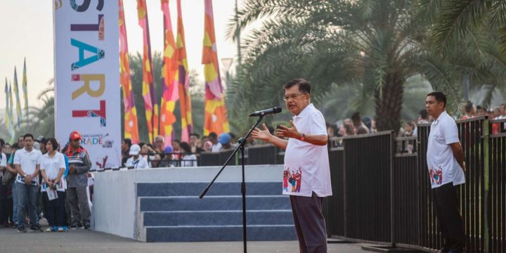 Wakil Presiden Jusuf Kalla melepas rombongan parade Asian Games XVIII 2018 Jakarta-Palembang di Monas, Jakarta, Minggu (13/5/2018). Acara yang diikuti sekitar 5.000 peserta dari berbagai komunitas, instansi pemerintah, dan pihak sponsor tersebut untuk menggelorakan semangat dan partisipasi masyarakat dalam menyambut Asian Games 2018 pada Agustus mendatang.