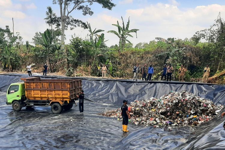Truk sampah pertama yang membawa sampah ke tempat penampungan sampah sementara di Padukuhan Kebon, Tamanmartani, Kapanewon Kalasan, Kabupaten Sleman. Tempat penampungan sampah sementara ini beroperasi selama 45 hari.