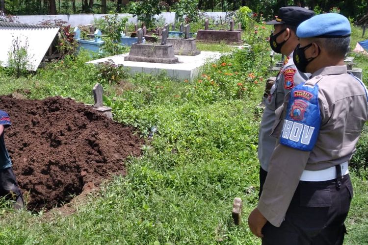 GALI KUBUR--Aparat Polsek Jambon meminta kakek R (65) warga Desa Jonggol menghentikan aktivitas penggalian kuburan makam almarhum istrinya yang sudah meninggal 25 hari lalu, Rabu (24/11/2021). 