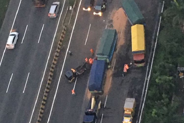 Dua unit truk terlibat trabrakan di Jalan Tol Jakarta-Merak, tepat di daerah Kebon Jeruk, Jakarta Barat, Selasa (3/10/2017).