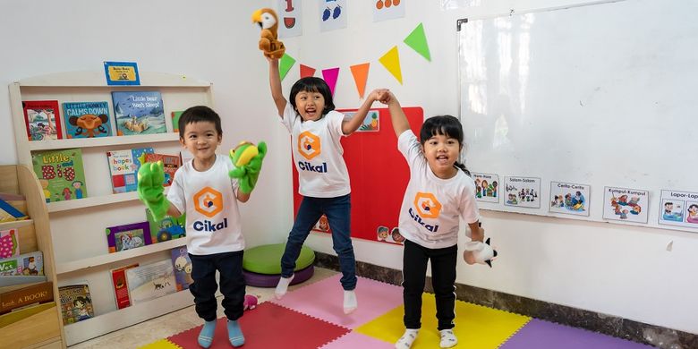 Anak-anak sedang mengikuti kegiatan play-based learning di Rumah Main Cikal.