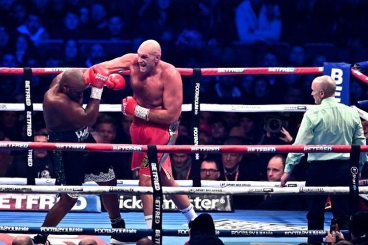 Petinju Inggris, Tyson Fury (kanan), bertarung dengan rekan senegaranya, Derek Chisora, dalam pertarungan kelas berat di Stadion Tottenham Hotspur, Sabtu (3/12/2022) atau Minggu pagi WIB. Fury menang KO pada ronde ke-10 yang membuatnya mempertahankan gelar juara dunia kelas berat versi WBC.