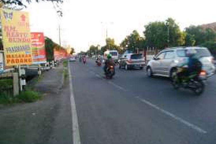 Jalan Raya Trowulan Mojokerto ramai lancar, Senin (4/7/2016).