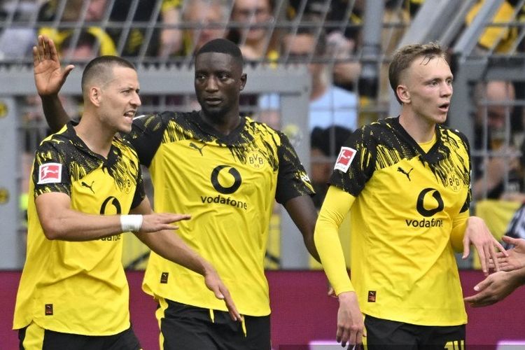 Serhou Guirassy merayakan gol dengan rekan satu tim dalam pertandingan sepak bola Bundesliga antara Borussia Dortmund vs Union Berlin di Dortmund, Jerman pada 31 Agustus 2025. (Foto oleh INA FASSBENDER / AFP)