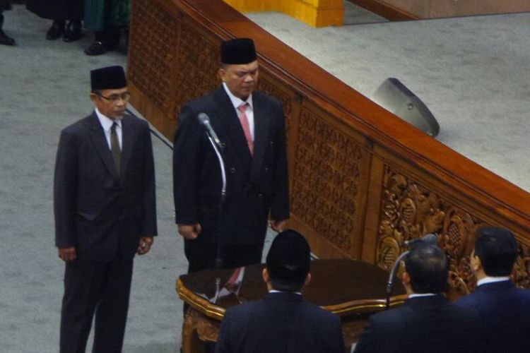 DPR RI melantik dua pengganti antar waktu (PAW), Toriq Hidayat dan Ivan Doly Gultom di ruang sidang paripurna DPR, Kompleks Parlemen, Senayan, Jakarta, Selasa (30/5/2017).