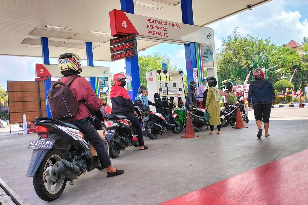 Stituasi antrean di Stasiun Pengisian Bahan Bakar Umum (SPBU) Pertamina