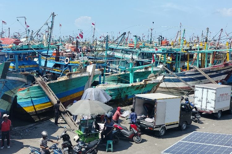 Sejumlah kapal berukuran di atas 100 gross tonnage (GT) bersandar di Pelabuhan Perikanan Pantai (PPP) Tegalsari Kota Tegal, Jawa Tengah, Jumat (14/4/2023)