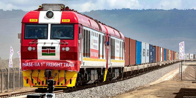 Jalur kereta Mombasa-Nairobi di Kenya yang dibangun China.
