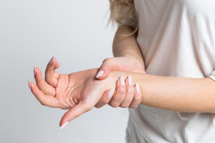 Memijat tangan adalah salah satu cara mengatasi tangan kesemutan saat bangun tidur yang bisa dicoba.