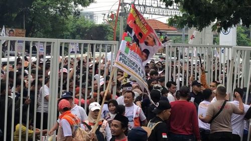 Jalan Macet, Ribuan Massa Paksa Petugas Keamanan untuk Bisa Masuk JIS