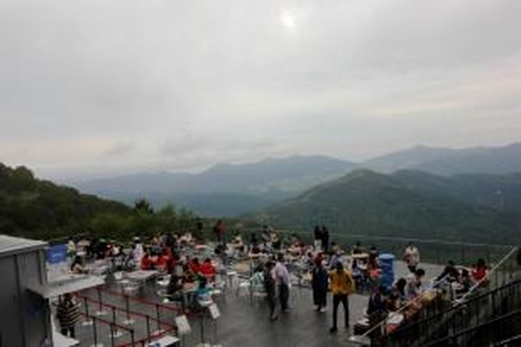 Teras Unkai di Gunung Tomamu, Hokkaido, Jepang yang terkenal karena fenomena lautan awannya. Pada saat yang tepat, dari teras ini, pengunjung bisa menyaksikan awab berarak di bawahnya.