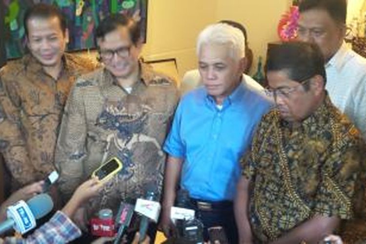 Koalisi Indonesia Hebat dan Koalisi Merah Putih kembali melakukan pertemuan di kediaman Ketua Umum DPP PAN, Hatta Rajasa, Rabu (12/11/2014). Hadir dalam pertemuan itu (kiri-kanan) Wakil Ketua DPR Taufik Kurniawan, politisi PDI Perjuangan Pramono Anung, Hatta Rajasa, dan Sekjen DPP Partai Golkar, Idrus Marham.