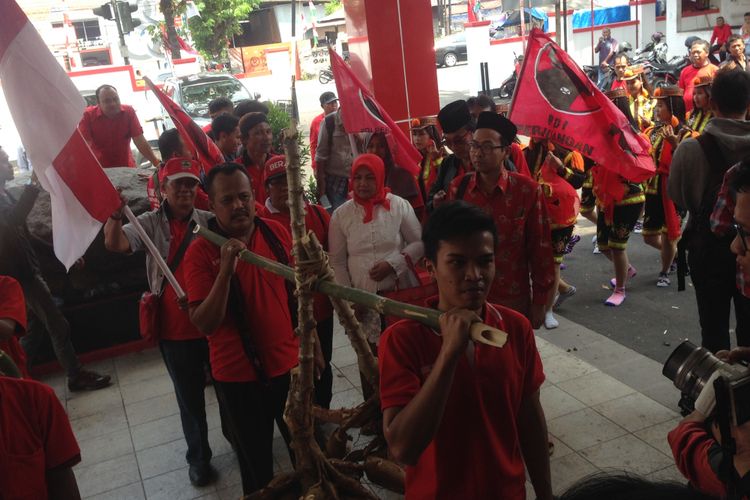 Pengusaha perempuan asal Kabupaten Purworejo Nurul Tri Wahyuni (baju putih) hendak masuk di kantor DPD PDIP Jateng untuk pengembalian formulir sebagai bakal calon wakil gubernur Jateng, Selasa (8/8/2017)