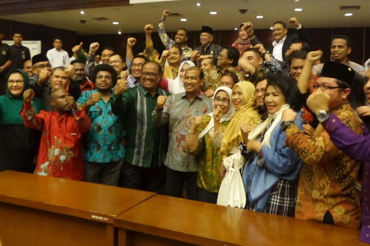 Sejumlah anggota DPD RI bersama pimpinan DPD RI terpilih, Oesman Sapta Odang, Nono Sampono dan Darmayanti Lubis di Kompleks Parlemen, Senayan, Jakarta, Selasa (4/4/2017). 