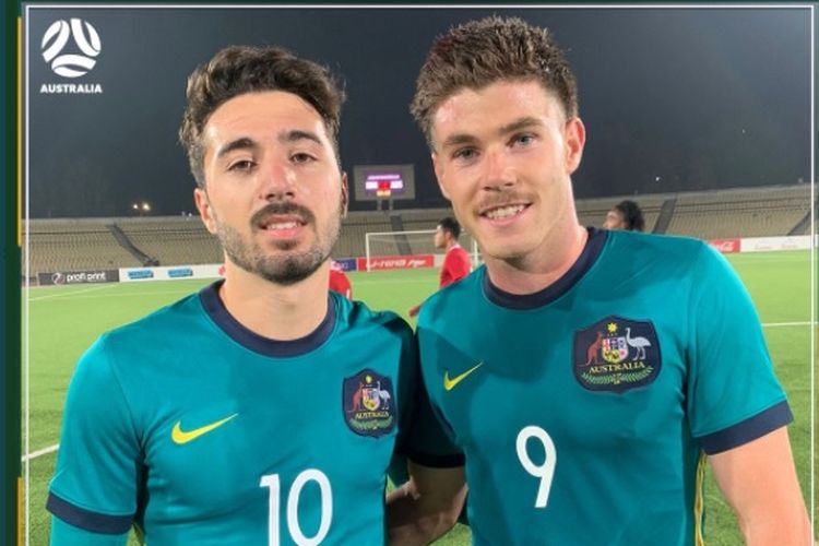 Pemain timnas U-23 Australia, Jacob Italiano (kiri) dan Patrick Wood (kanan), usai menang 3-2 atas Indonesia, Selasa (26/10/2021) malam WIB.