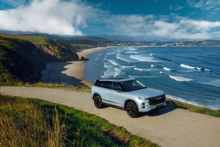 Berkat sinergi mesin, motor listrik, dan baterai, JAECOO J7 SHS bisa melaju dengan jarak lebih dari 1.300 km. 