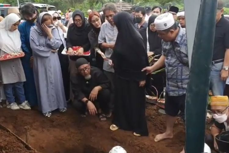 Pemakaman artis senior Nani Wijaya, Kamis (16/3/2023).