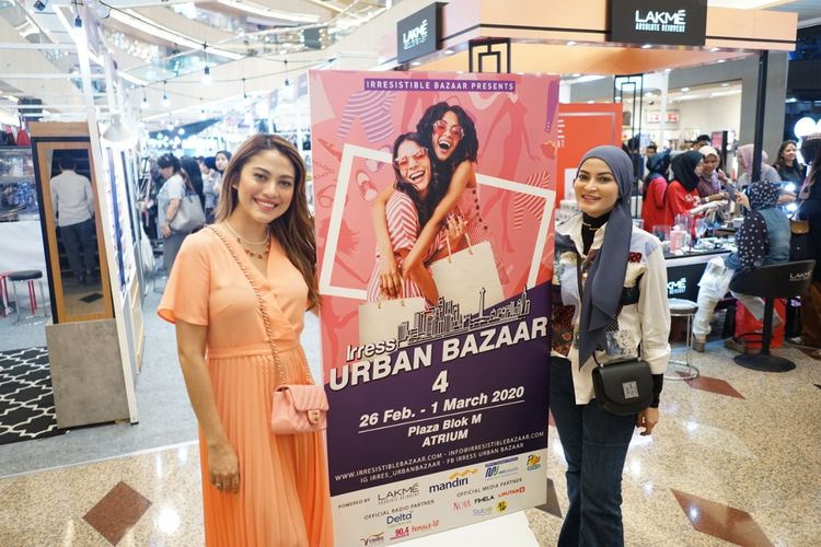 Istri Giring Nidji Cynthia Reza bersama Marissa Tumbuan, Founder Irresistible Bazaar & Irres Urban Bazaar saat ditemui di Irres Urban Bazaar 4 di Plaza Blok M, Jakarta Selatan, belum lama ini. 