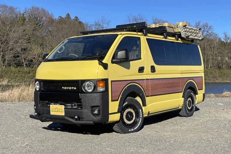Toyota HiAce yang mendapat ubahan bergaya retro campervan layaknya mobil untuk kamping