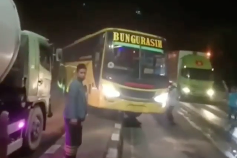 Viral, Video Truk Adang Rombongan Bus yang Nekat Lawan Arah