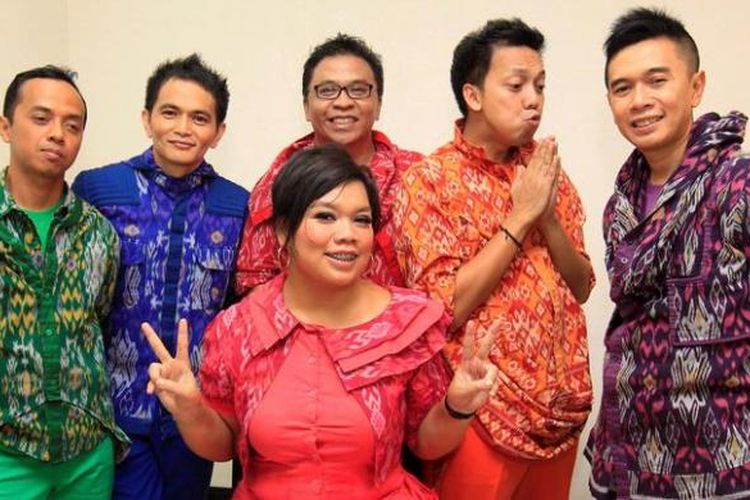 Para personel grup vokal komedi kreatif Project Pop--(berdiri dari kiri ke kanan), Gugum, Yosi, Oon, Udjo, dan Odie serta (duduk) Tika Panggabean--diabadikan usai tampil dalam program FANATIK di Studio Orange, KompasTV, Rabu (22/2/2012).