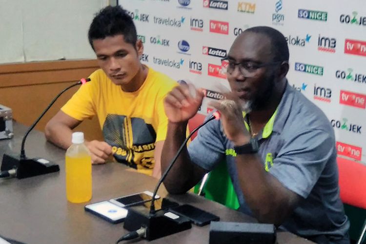 Pelatih Barito Putera Jacksen F. Tiago (kanan) dan Fajar Handika, selepas pertandingan kontra Persela Lamongan.