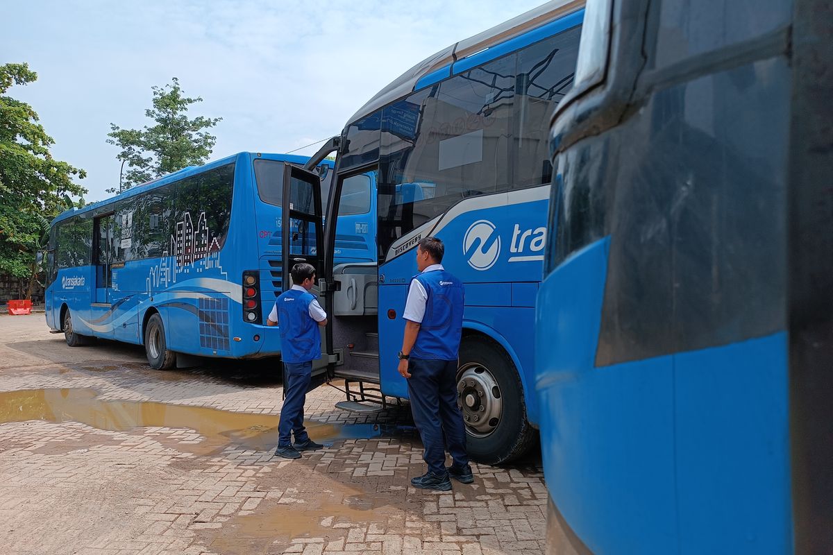 Setelah dua tahun terhenti, operasional pelayanan di Terminal BSD dibuka kembali sejak November 2021. Terminal tersebut dikhususkan untuk bus armada Transjakarta, Senin (19/12/2022). 