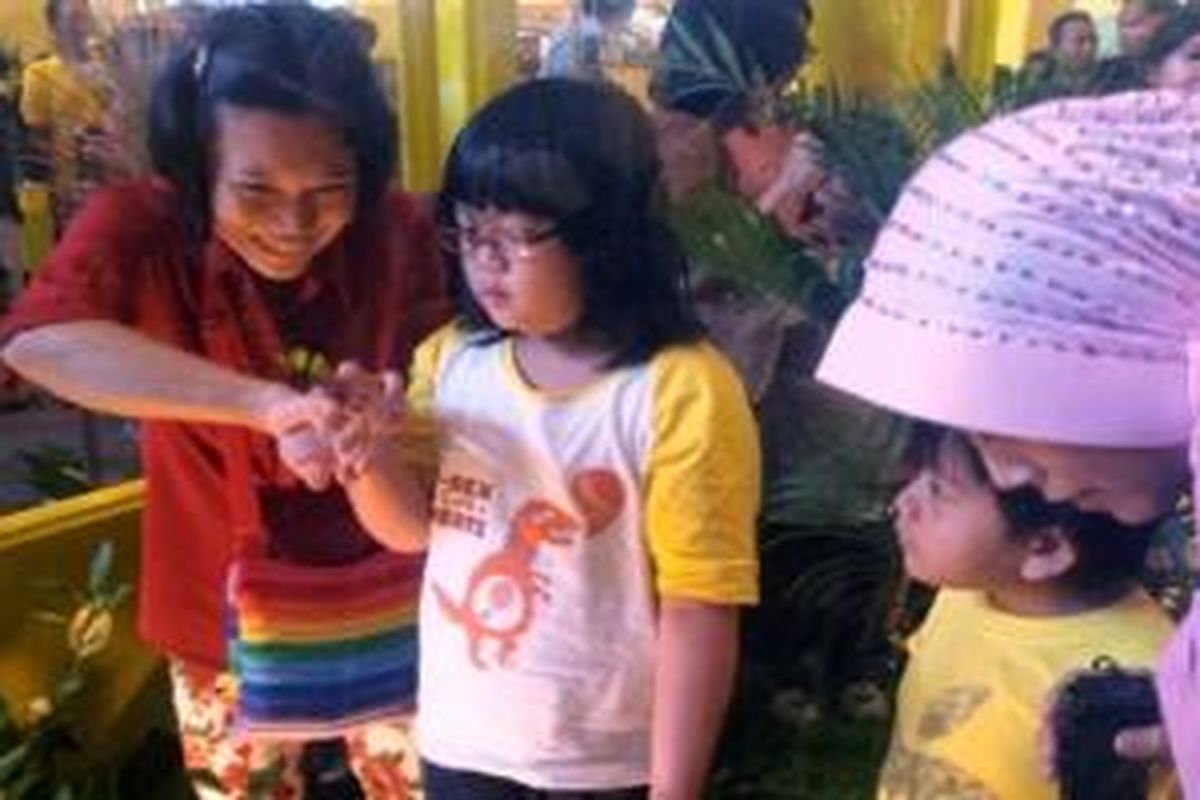 Orangtua dan anak bermain di “DANCOW Learn & Explore” di Atrium Mal Taman Anggrek, Jakarta, Sabtu – Minggu (6-7/7/2013)