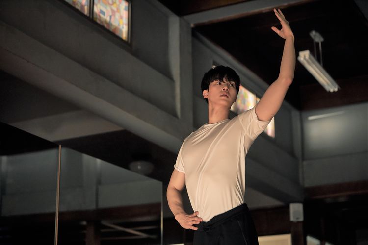 Akting aktor Song Kang sebagai balerino dalam drama Korea, Navillera