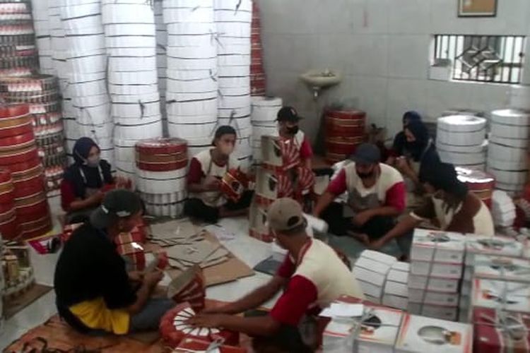 Kisah wanita asal Desa Bayem, Kecamatan Kutoarjo, Kabupaten Purworejo, Jawa Tengah bernama Erna Susilowati (45). Erna mulai mengeluti usaha roti sejak 15 tahun silam, tepatnya sejak tahun 2007 yang lalu.