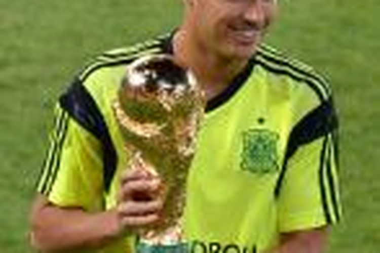 Penyerang Spanyol dan Barcelona Pedro Rodriguez dengan trofi Piala Dunia, di Soccer City Stadium, Johannesburg, Senin (18/11/2013).