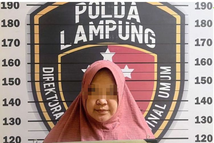 Mar'atun Solihan (45) alias Atun, pelaku penipuan berkedok koneksi jaminan lulus seleksi penerimaan Bintara Polri ditangkap Polda Lampung, Minggu (27/10/2024).