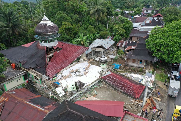Foto udara masjid yang runtuh akibat gempa di Nagari Kajai, Kabupaten Pasaman Barat, Sumatera Barat, Jumat (25/2/2022). Badan Nasional Penanggulangan Bencana (BNPB) menyatakan gempa berkekuatan magnitudo 6,1 di Pasaman Barat dan sekitarnya itu mengakibatkan tujuh warga meninggal dunia.