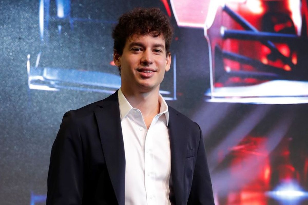 Cem Bolukbasi, atlet e-sports Formula 1 (F1) berusia 23 tahun yang berkesempatan untuk mengendarai mobil balap sungguhan di FIA Formula 2.