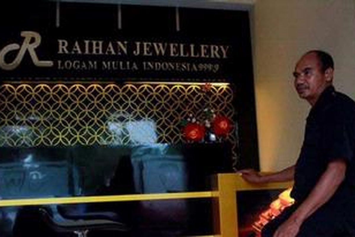 Seorang petugas berjaga di dalam kantor Raihan Jewellery di Jalan Indragiri, Surabaya, Jawa Timur, yang sudah sepi dari nasabah, Kamis (28/2/2013).
