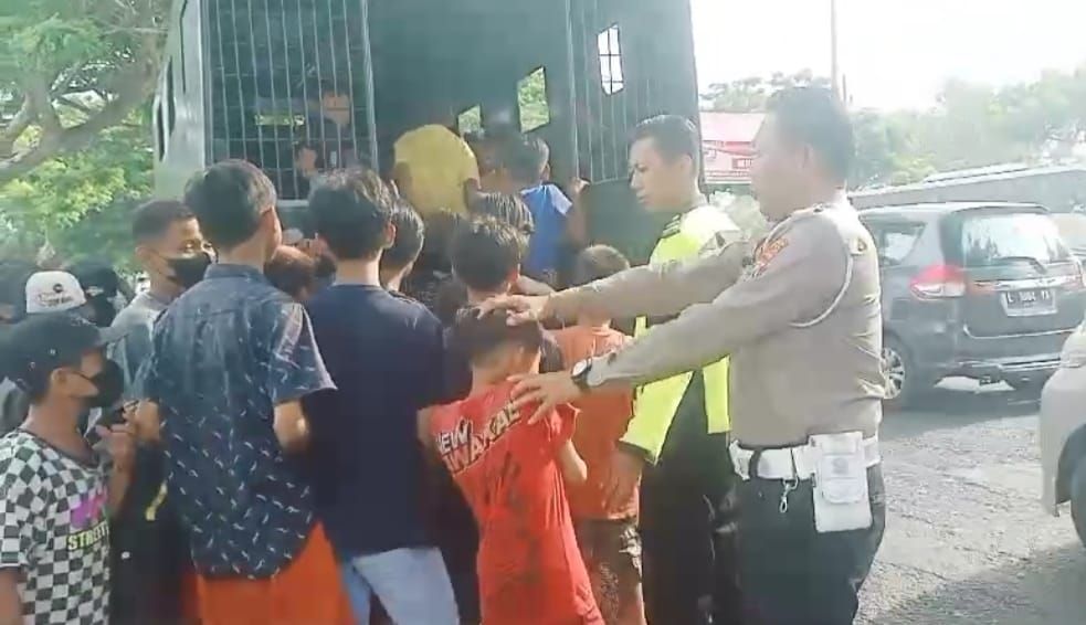 37 Anak Asal Surabaya Adang dan Menumpang Truk demi Renang di Sungai Bangkalan
