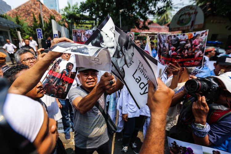 Pengunjuk rasa membakar poster bergambar tokoh Myanmar Aung San Suu Kyi di depan Kedutaan Besar (Kedubes) Myanmar di Jalan Agus Salim, Menteng, Jakarta Pusat, Sabtu (2/9/2017). Massa mengecam tindakan kekerasan terhadap umat Islam Rohingya dan menyerukan agar duta besar Myanmar diusir dari Indonesia.