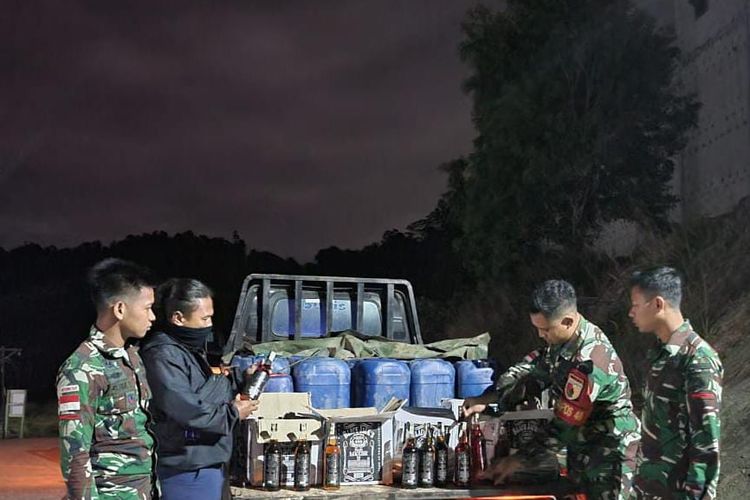 75 botol miras illegal asal Malaysia yang hendak diselundupkan ke Kota Nunukan, digagalkan Satgas Pamtas RI Malaysia di Pos Bukit Keramat Pulau Sebatik 
