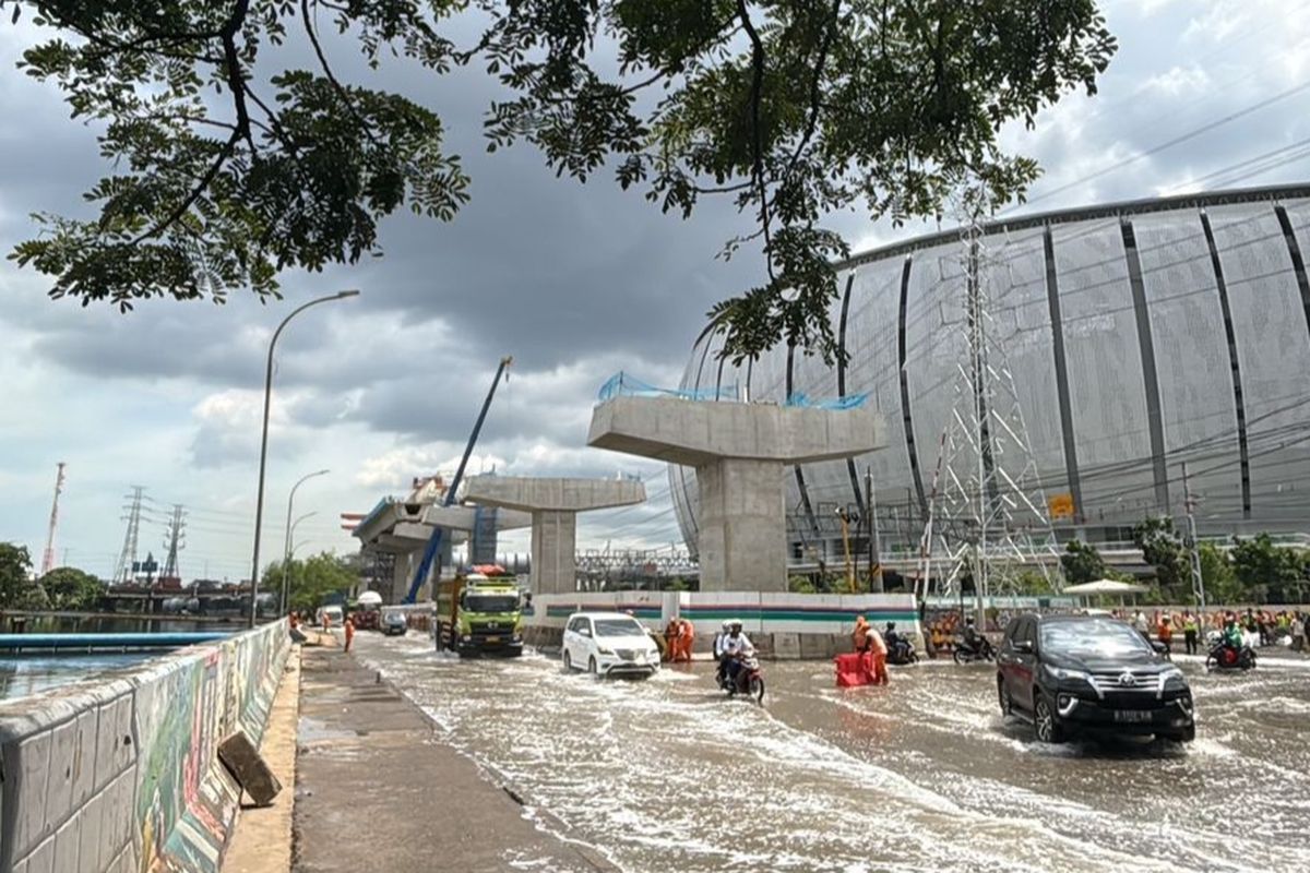 Siang Ini Jalan RE Martadinata dan Rel Kereta Samping JIS Kembali Terendam Banjir Rob